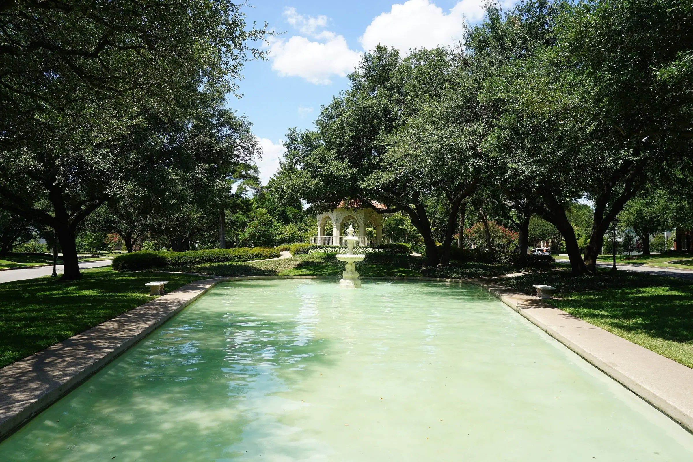 Flippen Park today: a long reflecting pool between lawns and live oaks.